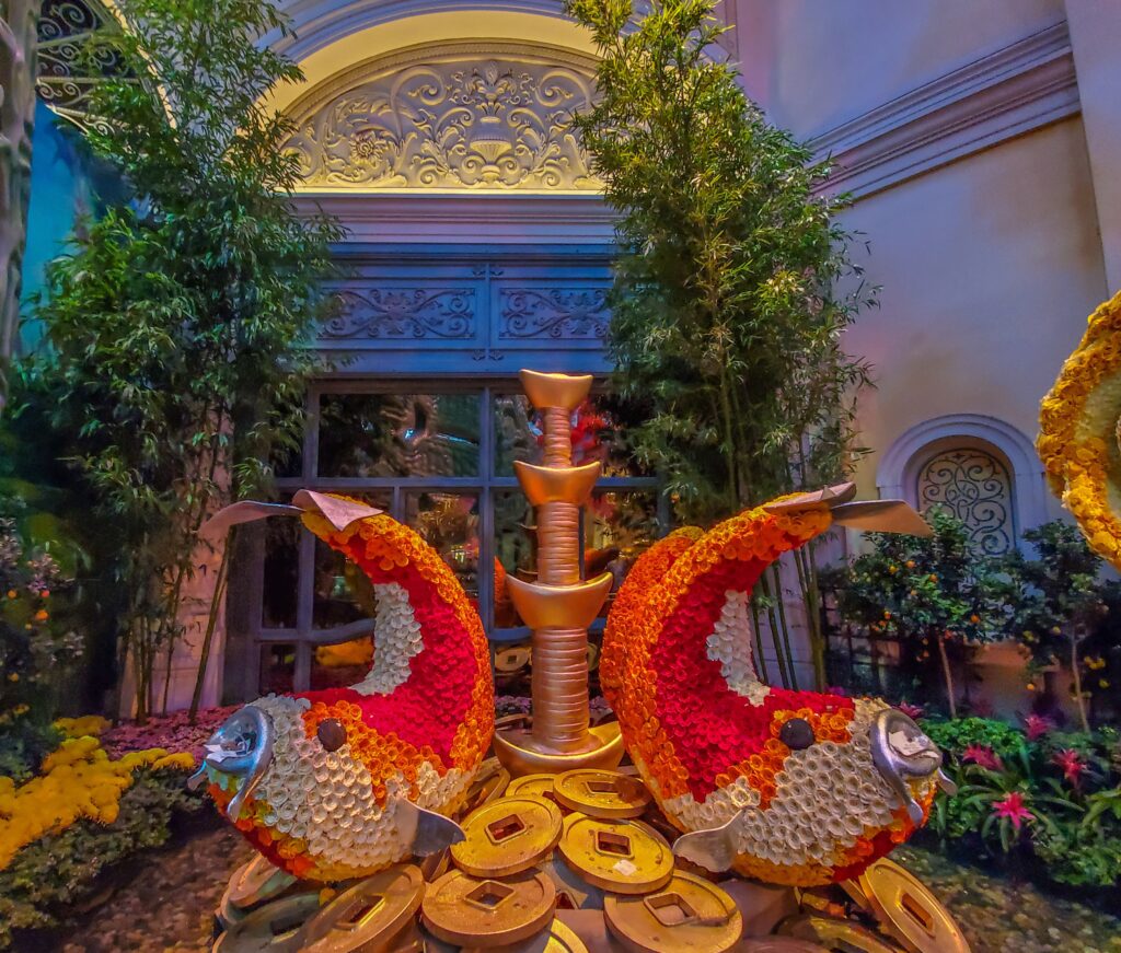 Interieur van Bellagio Conservatory in Las Vegas met kleurrijke bloemen en decoraties