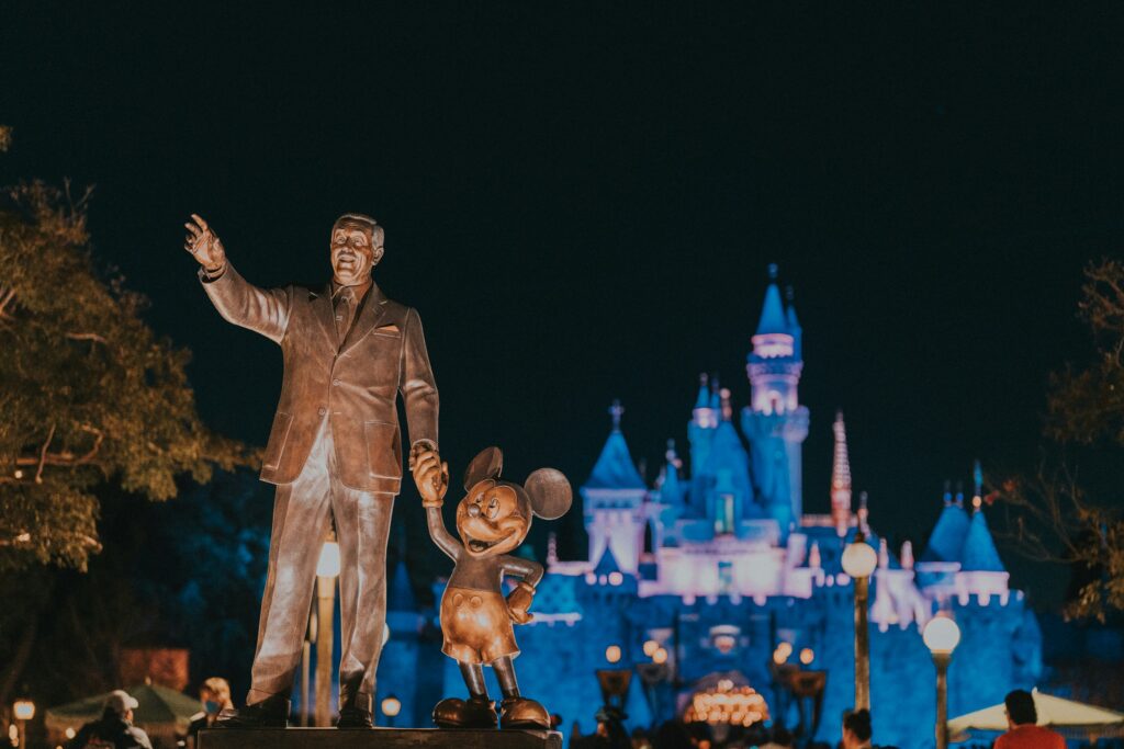 Standbeeld van Walt Disney en Mickey Mouse voor het kasteel in Disneyland Anaheim