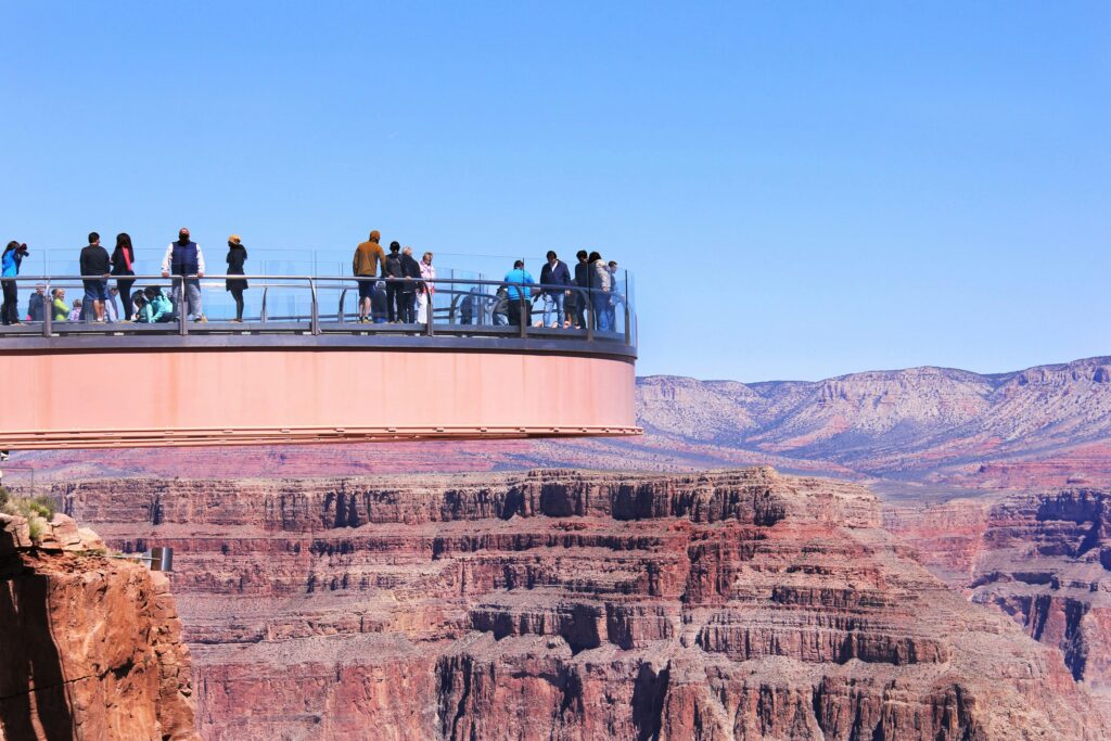 Bezoekers op de glazen Skywalk boven de Grand Canyon in Arizona