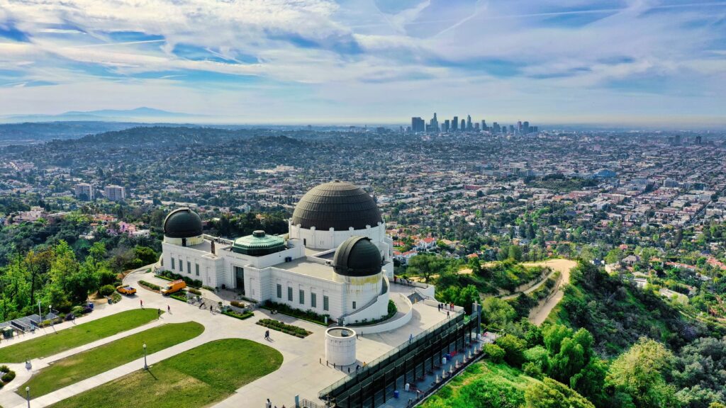 Griffith Observatory met uitzicht over Los Angeles en Hollywood Sign