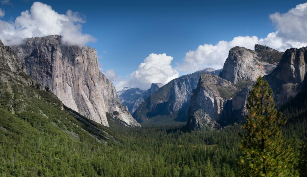 Uitzicht over Yosemite Valley vanaf Tunnel View in Yosemite National Park